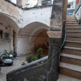 Saliamo ora al livello superiore attraverso una lunga scala in pietra, il cui parapetto � impreziosito da eleganti dettagli come una semi colonnina dal capitello finemente scolpito